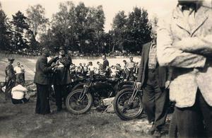 Frank Owczarek	
Ein toller Einblick ins Vorbereiten aufs Rennen. (1952) - 
Über 60 Jahre her und noch immer können wir dieses Ereignis miterleben!